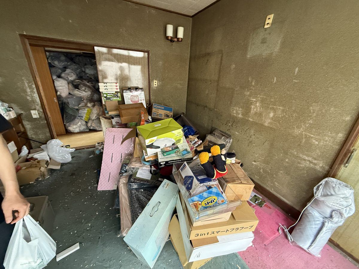 幸華堂の片付け作業 Before 洋室に荷物が散乱した状態