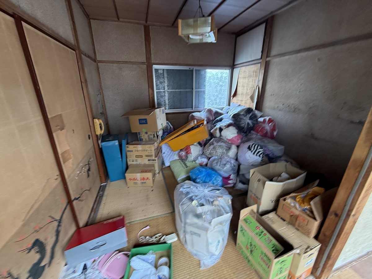 幸華堂の片付け作業 Before 畳の和室に荷物が積まれた状態